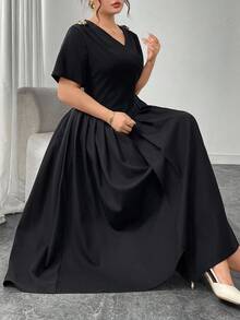 Modelyn 女式 V 领玫瑰金金属装饰纽扣短袖修身不对称褶皱 A 字优雅通勤百搭大码连衣裙 - 黑色 - 查看 5