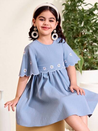SHEIN Young Girl Casual Vacation Floral Pattern Daisy Embroidery Ruffle Trim Bell Sleeve Patchwork Ruffled Hem Woven Solid Color Dress,Kids