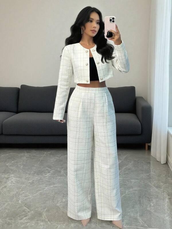 Islaluna Conjunto de traje blanco de chaqueta de manga larga corta con botones decorados en tela a cuadros con línea dorada de moda y cuello redondo, y pantalón recto para mujeres versátiles de oficina