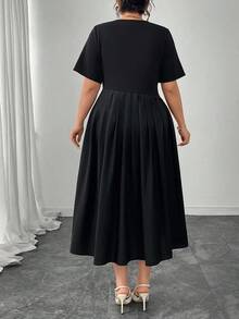 Modelyn 女式 V 领玫瑰金金属装饰纽扣短袖修身不对称褶皱 A 字优雅通勤百搭大码连衣裙 - 黑色 - 查看 2
