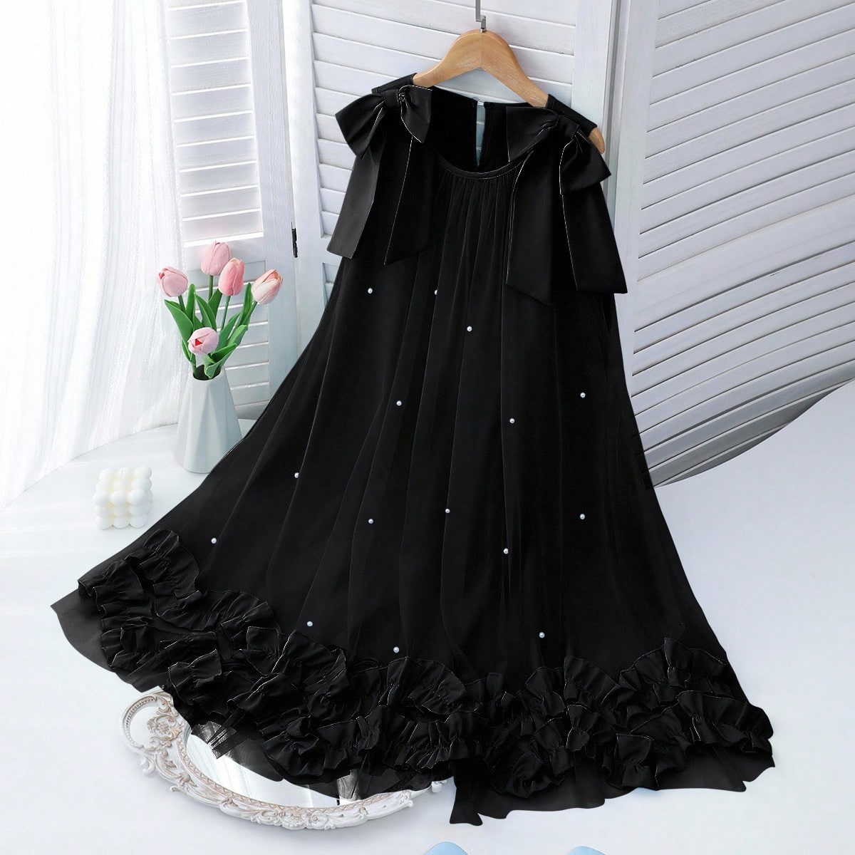 Vestido elegante de niña con volantes y decoración de perlas en malla