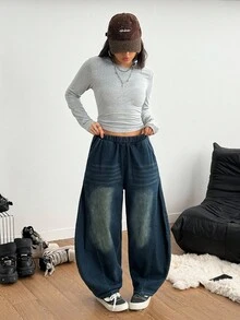 Sự kết hợp này bao gồm áo phông xám cổ điển kết hợp với quần jeans ống loe cắt may độc đáo. Quần jeans có thiết kế ôm sát từ đùi đến mắt cá chân, tôn dáng chân. Chất liệu denim đã qua xử lý mang đến cảm giác cổ điển, và các chi tiết mài mòn tạo nên phong cách giản dị, tự nhiên. Dù là dạo phố hay hẹn hò, bộ trang phục này đều toát lên vẻ ngoài thoải mái mà vẫn thời trang. - Xám - Xem 7