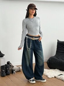 Sự kết hợp này bao gồm áo phông xám cổ điển kết hợp với quần jeans ống loe cắt may độc đáo. Quần jeans có thiết kế ôm sát từ đùi đến mắt cá chân, tôn dáng chân. Chất liệu denim đã qua xử lý mang đến cảm giác cổ điển, và các chi tiết mài mòn tạo nên phong cách giản dị, tự nhiên. Dù là dạo phố hay hẹn hò, bộ trang phục này đều toát lên vẻ ngoài thoải mái mà vẫn thời trang. - Xám - Xem 4
