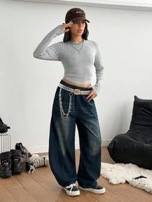 Sự kết hợp này bao gồm áo phông xám cổ điển kết hợp với quần jeans ống loe cắt may độc đáo. Quần jeans có thiết kế ôm sát từ đùi đến mắt cá chân, tôn dáng chân. Chất liệu denim đã qua xử lý mang đến cảm giác cổ điển, và các chi tiết mài mòn tạo nên phong cách giản dị, tự nhiên. Dù là dạo phố hay hẹn hò, bộ trang phục này đều toát lên vẻ ngoài thoải mái mà vẫn thời trang. - Xám - Xem 5