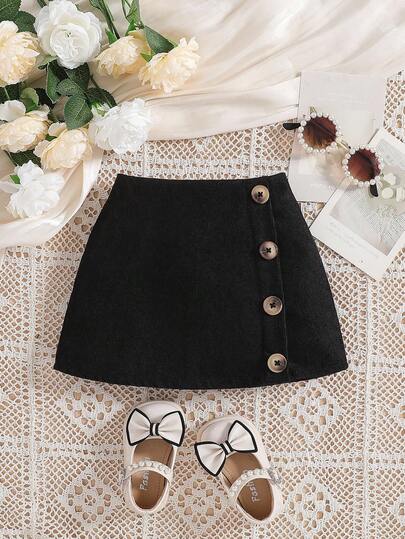 SHEIN 女宝宝经典纯色A字裙。经典A字设计，大方优雅。简约纯色设计，百搭时尚，适合各种体型的宝宝。秋冬季衣橱必备的时尚单品。