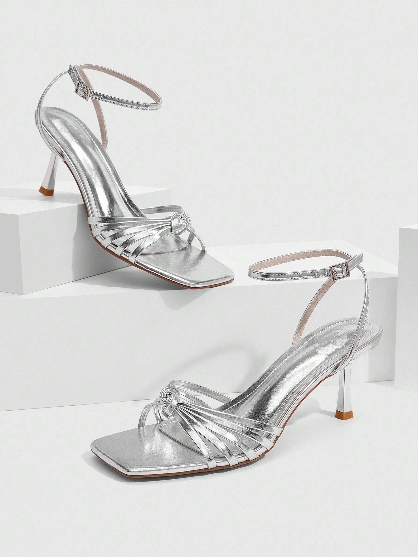실버 스트래피 하이힐