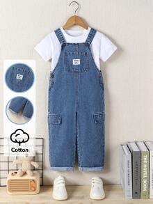 SHEIN Playful Pals 男童牛仔背带裤，复古美式学院风休闲装推荐，中蓝色水洗牛仔布，前袋上的品牌贴片增添酷感，侧面有仿口袋，合身舒适的廓形，反向下摆设计，可调节肩带，衣橱必备牛仔背带裤