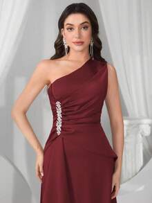 Coutiva 新款时尚优雅修身斜领无袖连衣裙 - 酒紅色 - 查看 6