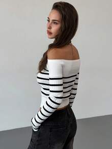 Aloruh 女士新款秋冬露肩简约时尚街头潮流撞色黑白条纹修身短款针织上衣 - 白色 - 查看 6