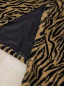 GENKIRA Luxuriöser Zebra-Muster Mantel mit tiefem V-Ausschnitt und Kunstfell, der elegante Retro-Moderne Ausstrahlung zeigt, geeignet für Abendpartys und andere Anlässe - Verschiedenfarbig - Übersicht 7