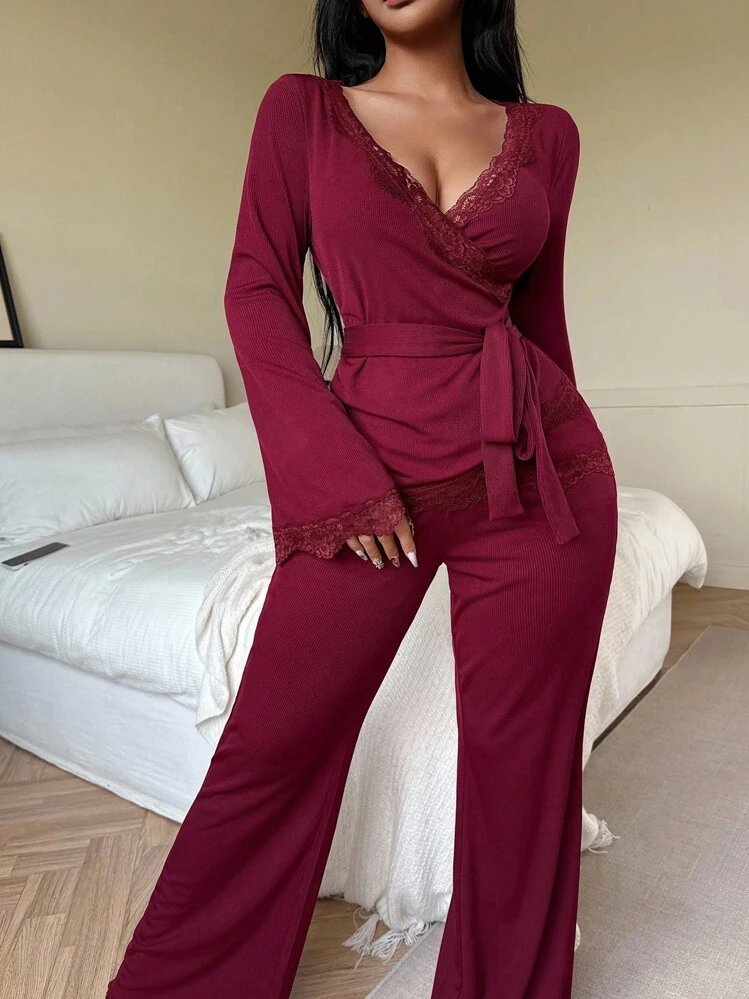Set pigiama da donna con vestaglia a maniche lunghe con cintura in vita e pantaloni, scollo a V, con inserti in pizzo, vita segnata, adatto per l'autunno e l'inverno - Bordò - Visualizzare 5