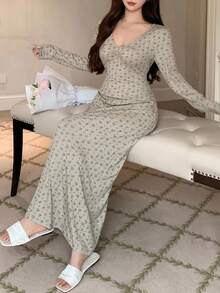 DAZY Ditsy Floral Fitted V-Neck Ruched Design Long Nightgown Pajama, Winter - Green - View 3