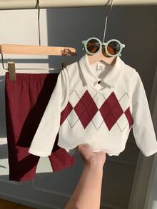 SHEIN 3 قطع ملابس للأطفال الصبيان تشمل صدرية بنمط أرجايل كاجوال، قميص أبيض، وبنطلون كاجوال أزرق، مناسبة لحفلات عيد الميلاد، الحفلات المسائية، المناسبات، حفلات استقبال المواليد، المعمودية، وحفلات عيد الميلاد الأول