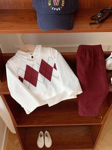 SHEIN 3 قطع ملابس للأطفال الصبيان تشمل صدرية بنمط أرجايل كاجوال، قميص أبيض، وبنطلون كاجوال أزرق، مناسبة لحفلات عيد الميلاد، الحفلات المسائية، المناسبات، حفلات استقبال المواليد، المعمودية، وحفلات عيد الميلاد الأول