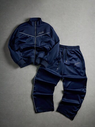 Aesthetic Post Herr casual marinblå sammetsjacka och byxor med bokstäver och grafisk design, höstkläder, mysiga outfits