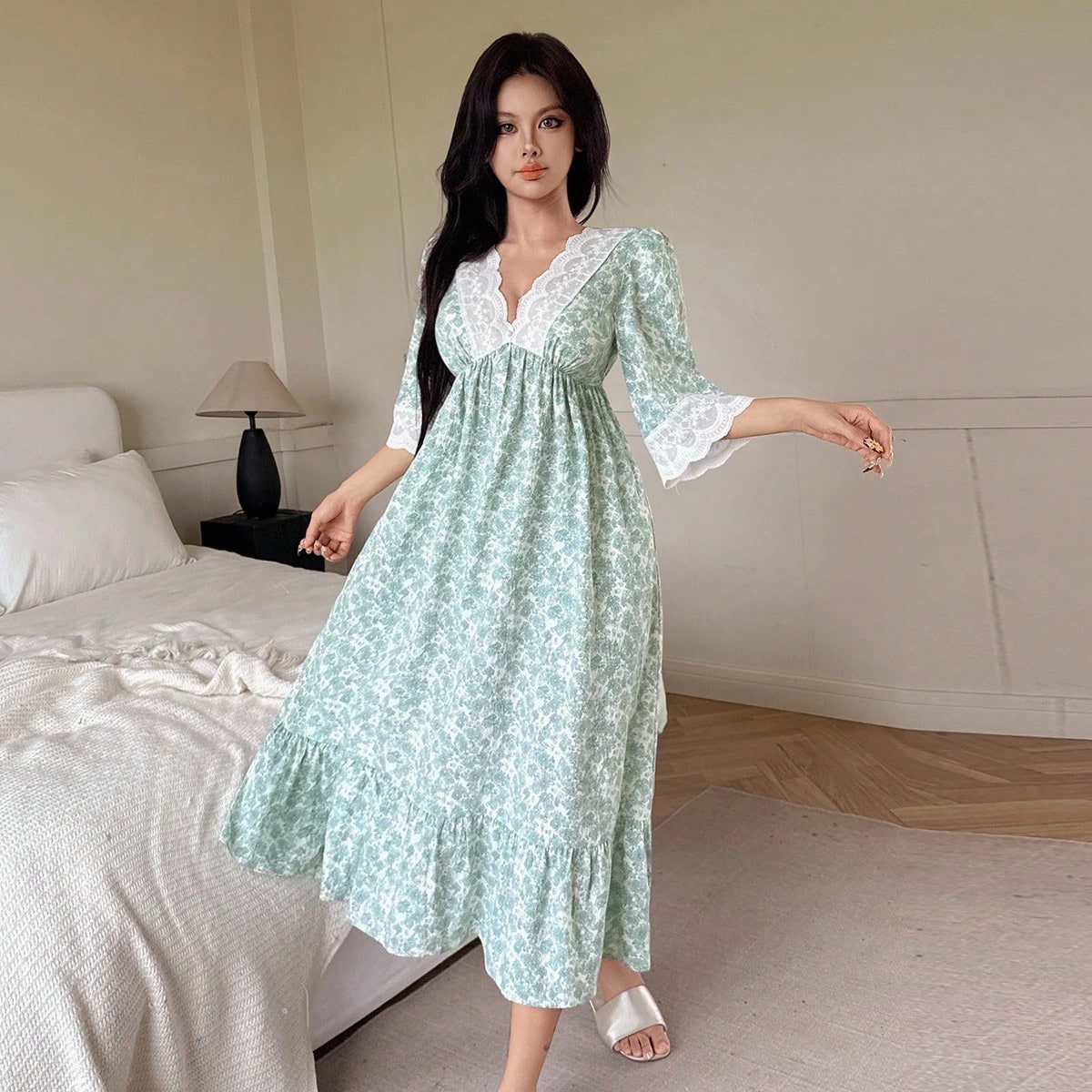 Camisón de mujer con cuello en V, cintura ceñida y parches de encaje floral romántico