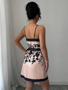 SHEIN Elenzya Váy ngắn in họa tiết cổ chữ V thanh lịch quyến rũ dành cho nữ - Màu be - Xem 2