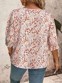 EMERY ROSE قميص كاجوال بياقة مستديرة وأكمام منتفخة وأساور مطوية بطبعة زهور صغيرة للمقاسات الكبيرة