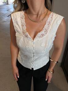 Jeta Ari Elegante cardigan casual y de moda para oficina, sin mangas, con peto y cordón en la cintura, con espalda de encaje a parches y bordados, blusa de unicolor (floral aleatorio) - Blanco - Ver 3