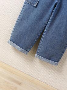 SHEIN Playful Pals 男童牛仔背带裤，复古美式学院风休闲装推荐，中蓝色水洗牛仔布，前袋上的品牌贴片增添酷感，侧面有仿口袋，合身舒适的廓形，反向下摆设计，可调节肩带，衣橱必备牛仔背带裤