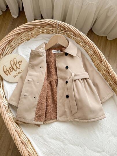 SHEIN Babygirl Fashion Design Cute Khaki Casual Fur Lining Thick Lapel Belt Windbreaker, Suitable For Autumn And Winter, With Fur Lining Wool Suitable For Autumn And Winter Baby Girl Jacket Cotton Coat, Baby Varsity Jacket Cotton Coat, Toddler Varsity Jacket Cotton Coat, Cutting-Edge Fashion Design Can Be Worn Indoors And Outdoors, Warm And Fashionable, Simple Style, Suitable For Indoor And Outdoor In Autumn And Winter, Daily, Sports, Play, Party, Photo Taking, Vacation, Festival Fall