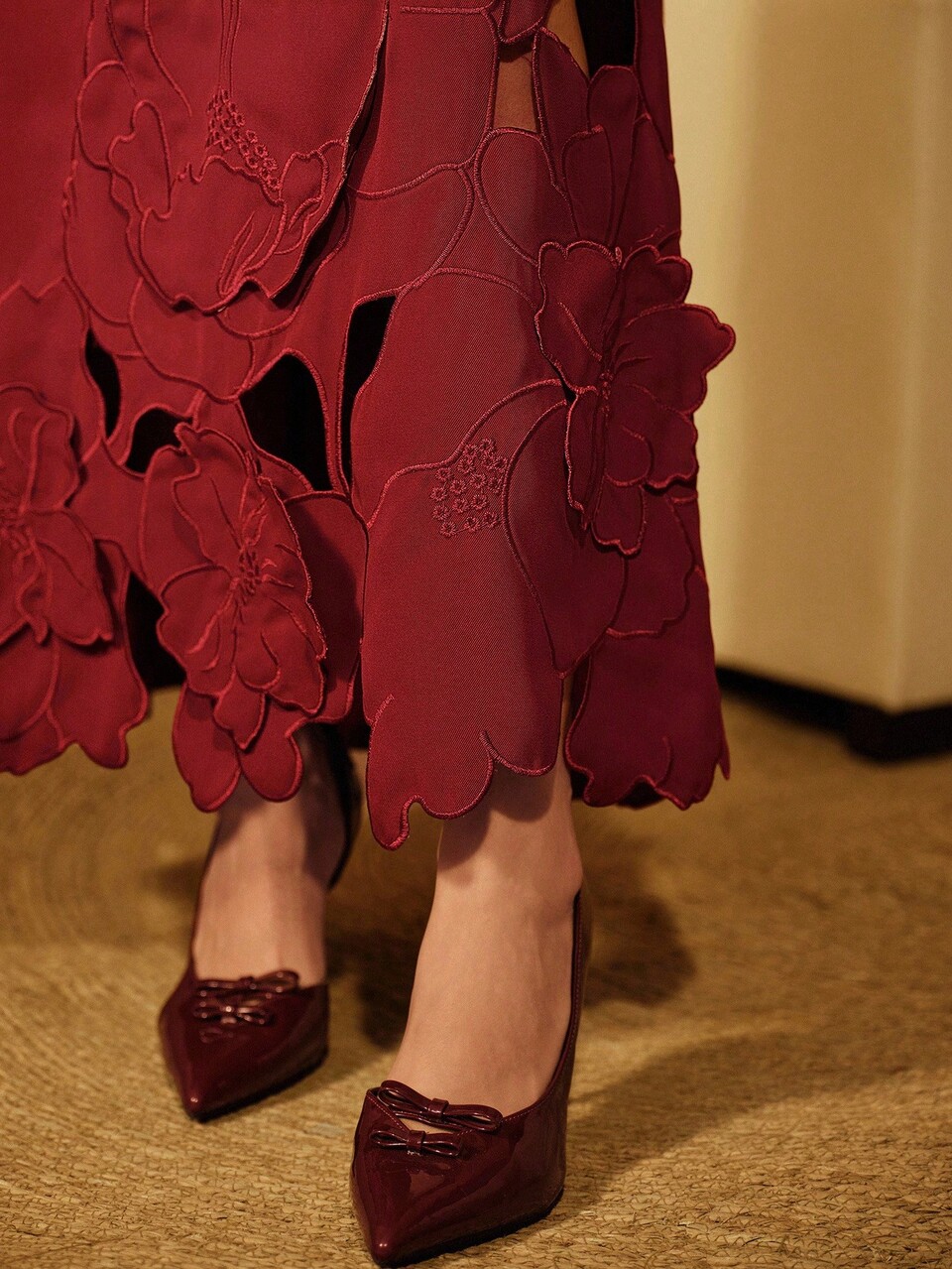 Women's Elegant Embroidered Hollow-Out Fitted Burgundy Red Sleeveless Dress, Suitable For Formal, Party, Chic, Work, Graduation, Wedding