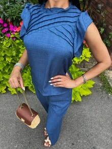 Carolina Barros Camisa casual azul de mujer con cuello con volante, mangas de campana y decoración fruncida en el hombro + Pantalones rectos de mujer casuales azules de talle elástico con bolsillos laterales, acortados - Azul - Ver 3