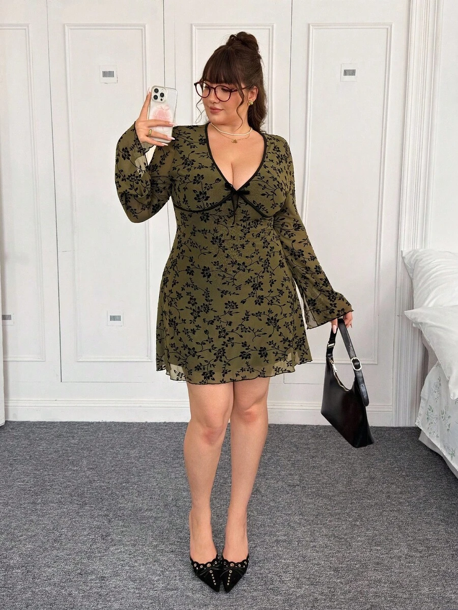 SHEIN EZwear 大码绿色刺绣A字V领连衣裙 - 軍綠色 - 查看 1