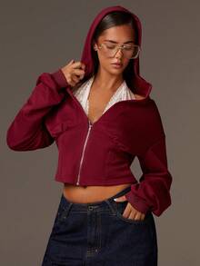 Athîral Veste courte à capuche zippée, manches longues, en laine rouge vin avec dentelle blanche contrastante à la taille, idéale pour Noël