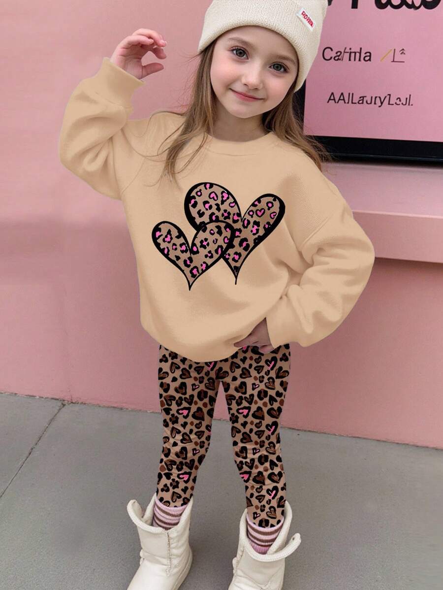 SHEIN 年轻女孩豹纹心形图案休闲圆领长袖运动衫和紧身裤两件套，适合秋冬季 - 彩色 - 查看 1