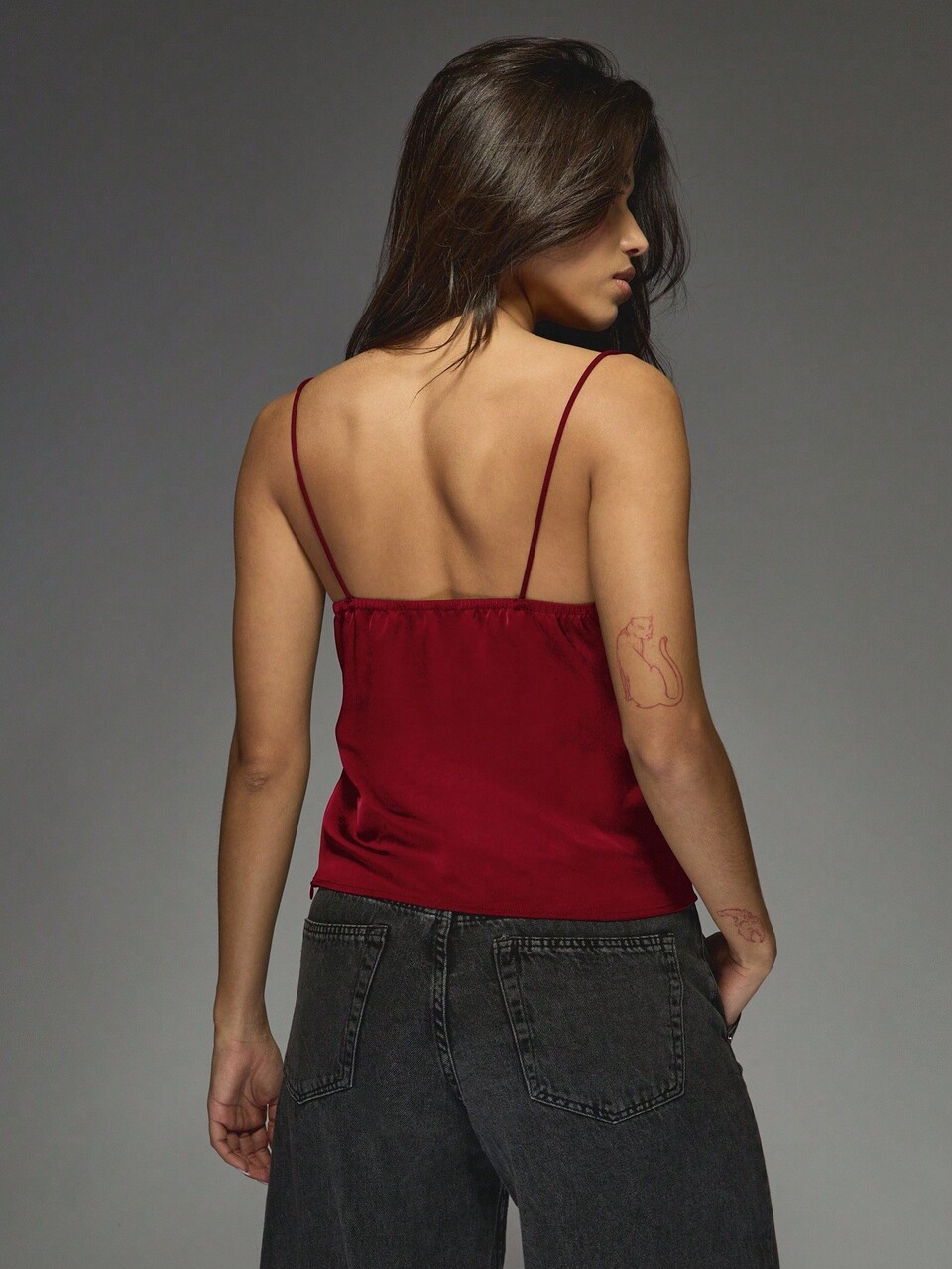 MISSGUIDED Élégant débardeur en satin avec garniture en dentelle, col en V, détails délicats de cils, sans manches, idéal pour le soir, le dîner, le lounge, les fêtes et les vacances