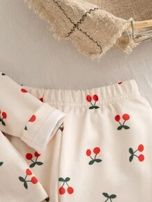 SHEIN 婴幼儿樱桃印花两件套，婴儿长袖上衣和裤子，适合春秋季节穿着