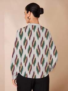 Shutterstock Glamance 女士几何印花V领长袖休闲衬衫，夏季女式上衣，V领衬衫，伊卡特衬衫，夏季女式上衣 - 彩色 - 查看 2