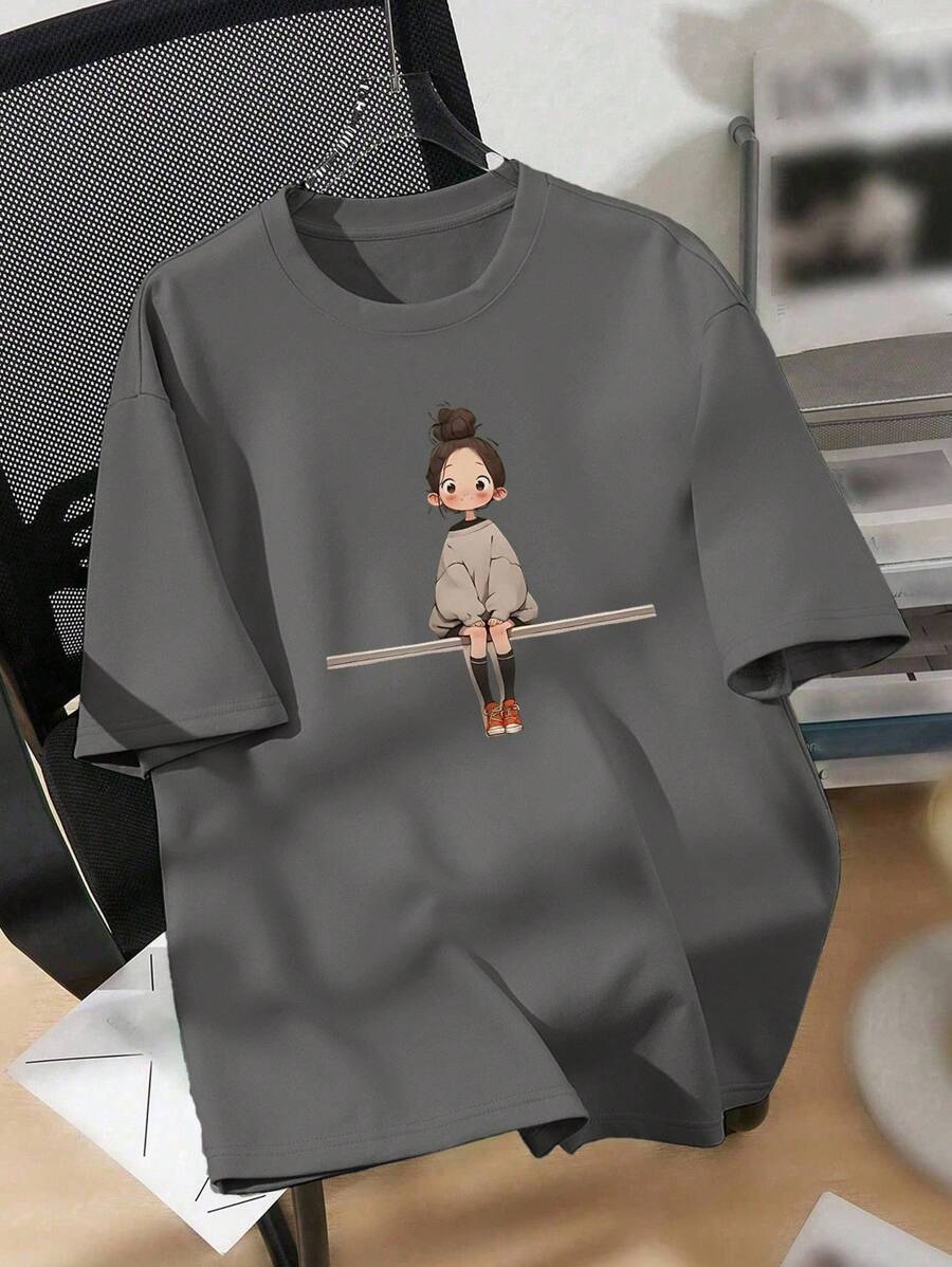 EMERY ROSE Áo thun nữ cỡ lớn vừa vặn thoải mái in hình bé gái mặc áo khoác có đệm ngồi trên ghế, mùa hè - Xám - Xem 1