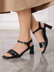 Sleekvia صنادل بكعب مربع أنيق وأنثوي باللون الأسود