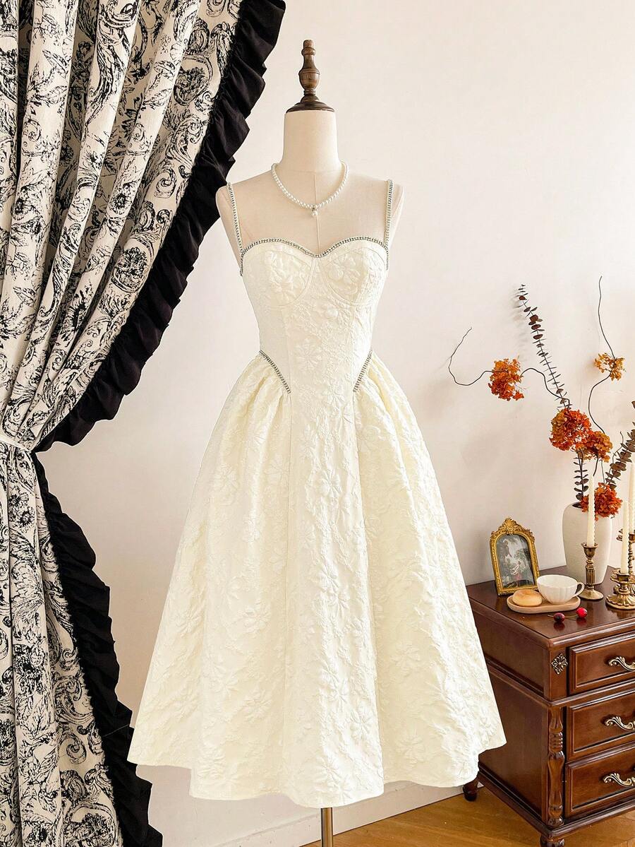 Vintamour 复古经典优雅女装，修身紧身连衣裙，提花连衣裙，水钻链条连衣裙，米色细肩带连衣裙 - 米色 - 查看 1