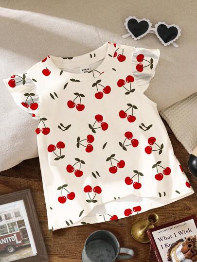 SHEIN Niña pequeña con estampado de cerezas lindo, "Cherry Girl" Blusa casual con cuello redondo y mangas cortas, adecuada para primavera/verano, vacaciones relajantes, fines de semana en la playa, artículos de verano lindos para niños, estilo coreano, modo playa activado, artículos para salidas de verano
