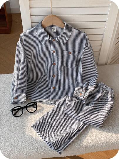 两件套男童休闲运动衬衫和裤子，宽松版型，纹理条纹，翻领设计，适合儿童服装、男童服装、返校套装、生日派对、晚会、演出、婚礼、洗礼和毕业典礼。适合日常穿着、上学、旅行、运动以及春夏季节。