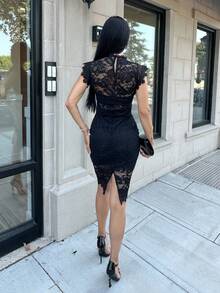 Carolina Barros 女士小聚派對夏季白色簡約優雅蕾絲迷你連衣裙，帶空心腰身設計，適合婚禮季節 - 黑色 - 查看 2