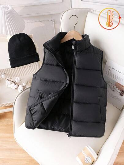 一件黑色背心，适合青少年男孩，适合春、秋、冬季户外活动，搭配针织保暖帽，适合上学季和秋季户外旅行。