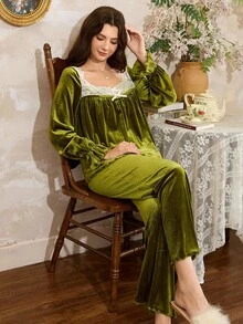 Côtesoire 女士法式牛油果绿丝绒褶皱领撞色蕾丝睡衣套装 绿色丝绒睡衣套装 绿色睡衣套装 两件套睡衣套装 绿色睡衣套装 丝绒睡衣 绿色丝绒睡衣 舒适优雅细节，秋冬服装 - 綠色 - 查看 4