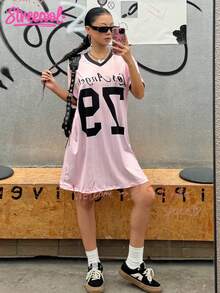 SHEIN Explorewe Streecool KIDS Frühling/Sommer rosa gestreiftes lässiges Mode bequemes süßes lebendiges College-Stil gestreiftes Nummer-Muster Farbblock T-Shirt Kleid, sportlich energiegeladenes Cheerleader Kleid - Pink - Übersicht 1