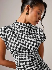 COSMINA Elegant rutig miniklänning med rynkor för kvinnor, lämplig för pendling året runt - Svart och Vitt - Visa 7