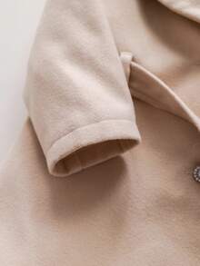 SHEIN 女婴卡其色毛领大衣，适合秋冬季节穿着。