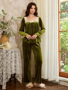Côtesoire 女士法式牛油果绿丝绒褶皱领撞色蕾丝睡衣套装 绿色丝绒睡衣套装 绿色睡衣套装 两件套睡衣套装 绿色睡衣套装 丝绒睡衣 绿色丝绒睡衣 舒适优雅细节，秋冬服装 - 綠色 - 查看 3