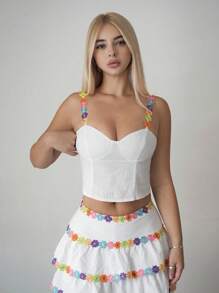 Sweetina Ensemble 2 pièces femme composé d'un débardeur ajusté avec empiècement en dentelle florale brodée blanche et d'une jupe longue à volants multicouches. Tenue d'été décontractée pour les vacances - Blanc - Voir 3