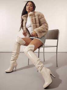 SHUZIA 女士细高跟杏仁头优质油面 PU 米色休闲过膝靴 - 时尚、有弹性且性感，超高鞋跟可立即提升您的夜间外出或派对造型。 - 米色 - 查看 1