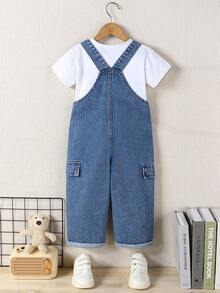 SHEIN Playful Pals 男童牛仔背带裤，复古美式学院风休闲装推荐，中蓝色水洗牛仔布，前袋上的品牌贴片增添酷感，侧面有仿口袋，合身舒适的廓形，反向下摆设计，可调节肩带，衣橱必备牛仔背带裤