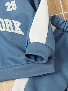 Cổ áo POLO cho bé trai được kết hợp với bộ đồ tương phản họa tiết Landmark, kết hợp giữa thời trang và sự thoải mái, được thiết kế đặc biệt cho các bé yêu thích vui chơi. Thiết kế cổ áo POLO giúp nâng cao tính cách toàn diện của bé, trong khi họa tiết Landmark bổ sung yếu tố vui nhộn và giáo dục. Thiết kế màu sắc tương phản làm cho bộ đồ trở nên sống động và thú vị hơn, là lựa chọn lý tưởng cho trang phục hàng ngày của bé. - Nhiều màu - Xem 5