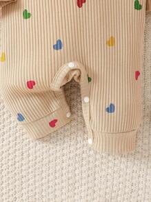 SHEIN 情人节新生儿爱心印花连体衣，舒适针织休闲连体衣，配发带，秋冬季款 - 卡其色 - 查看 8